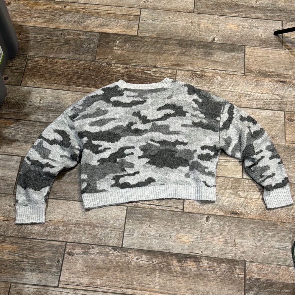 American Eagle Outfitters Gray Crew Neck Sweater Camouflage Design - Picture 3 of 3
